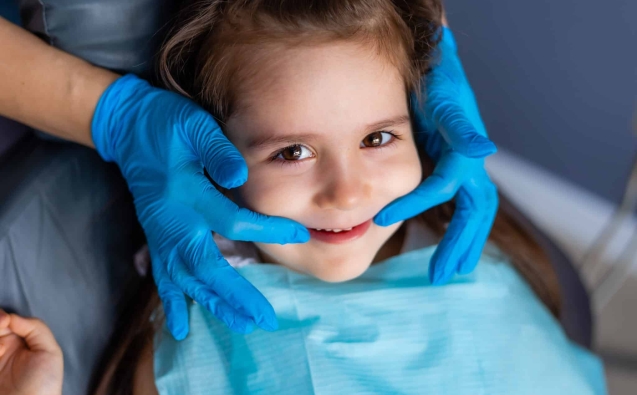 Clinica Dental 9 child-with-blue-gloves-is-getting-her-teeth-checked