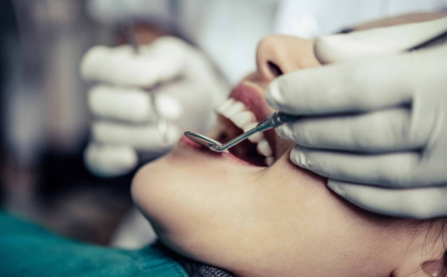 Clinica Dental 4 Dentists treat patients' teeth.