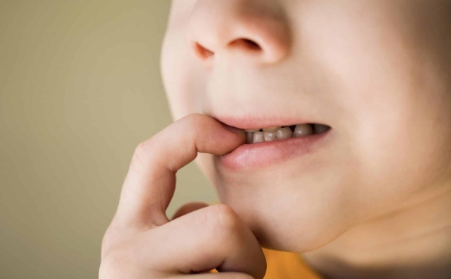 Clinica Dental 3 front-view-nail-biting-bad-habit-concept