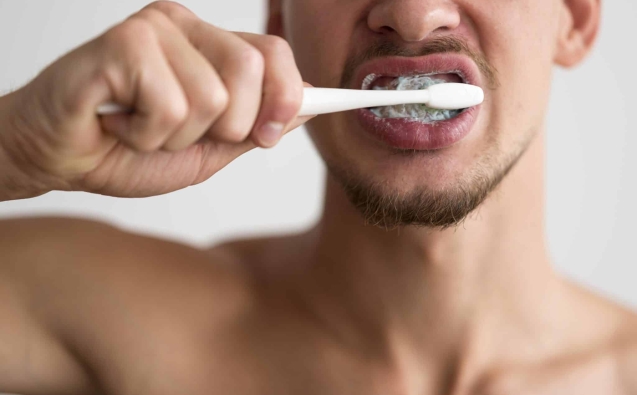 Clinica Dental 3 front-view-man-brushing-his-teeth