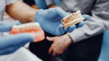 implante dental para reponer un diente perdido y frenar la pérdida de hueso maxilar
