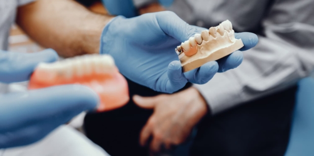Blog 1 implante dental para reponer un diente perdido y frenar la pérdida de hueso maxilar